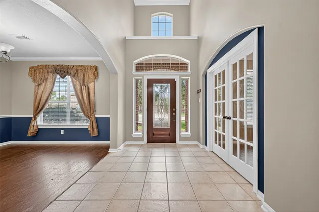 a view of an entryway with a livingroom