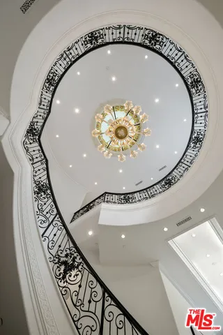 a very nice looking empty room with wooden floor