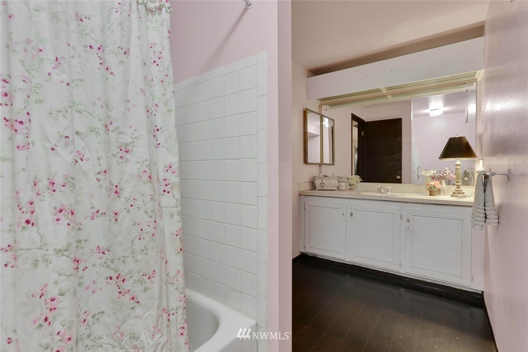 14811 Southeast 172nd Place Renton, WA 98058 - Photo 16 of 24 a bathroom with a sink a mirror and a bathtub