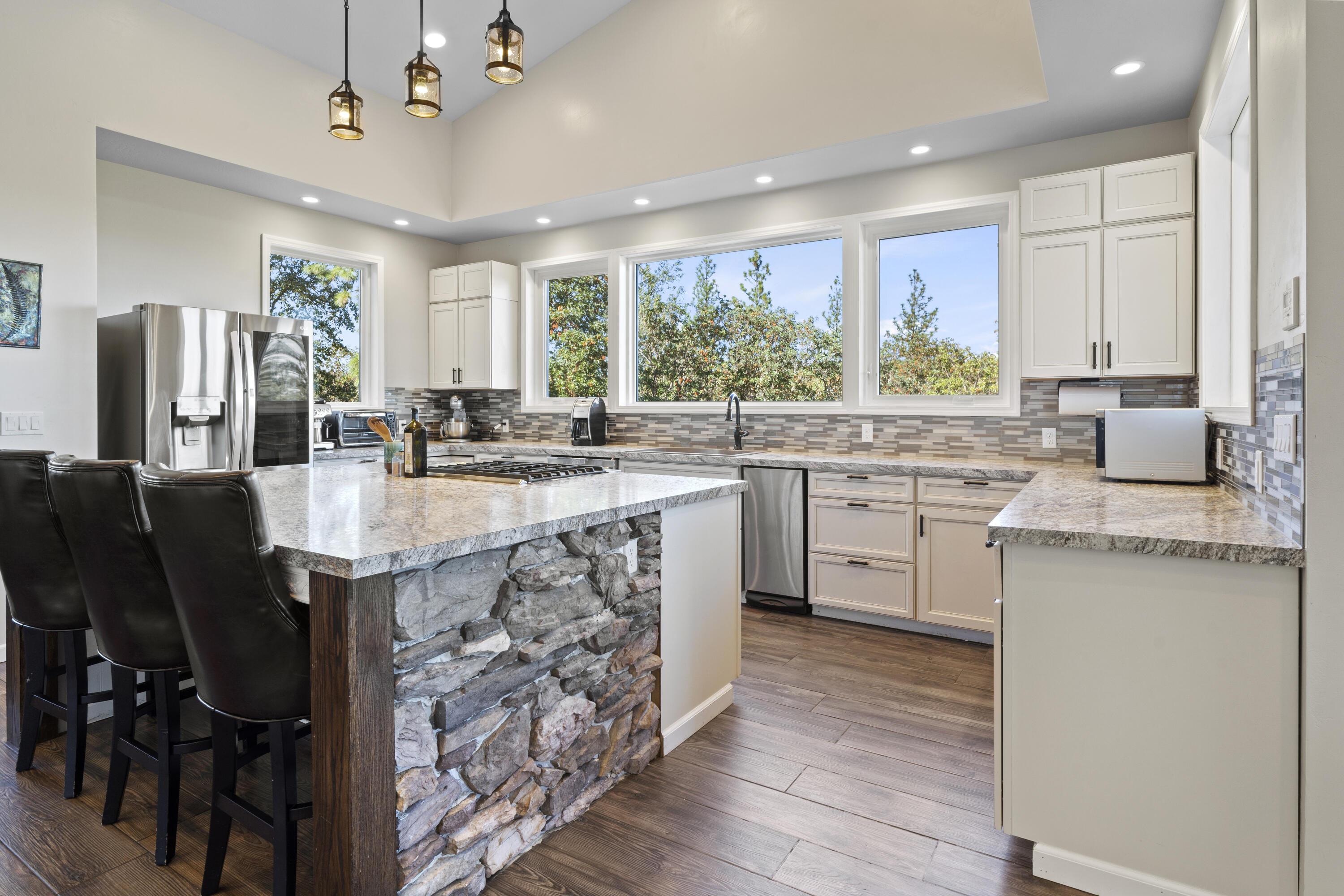 4871 Old Stage Road Central Point, OR 97502 - Photo 5 of 48 Kitchen with view