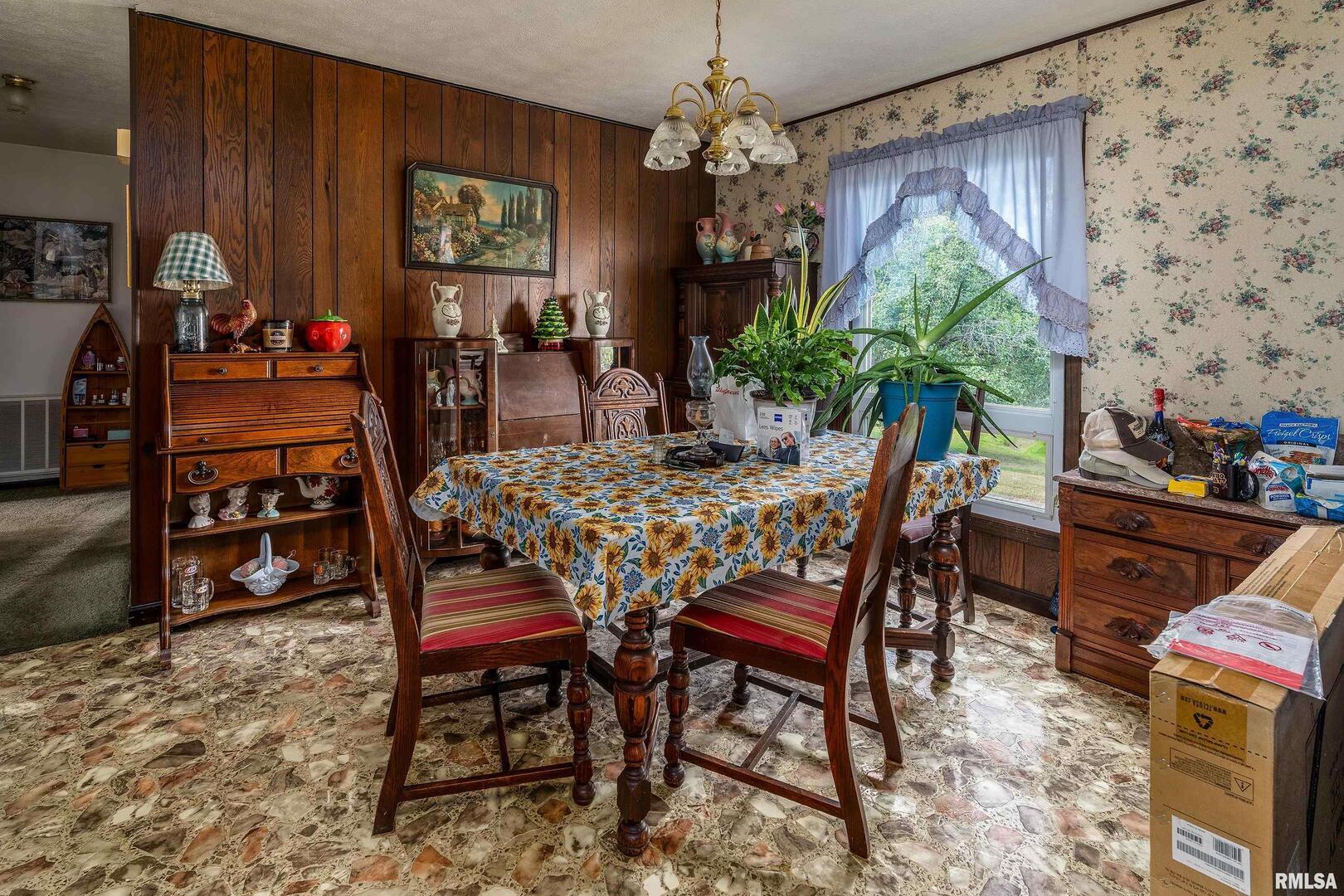 16768 Boundary Road Creal Springs, IL 62922 - Photo 9 of 21 a dining room with furniture and window