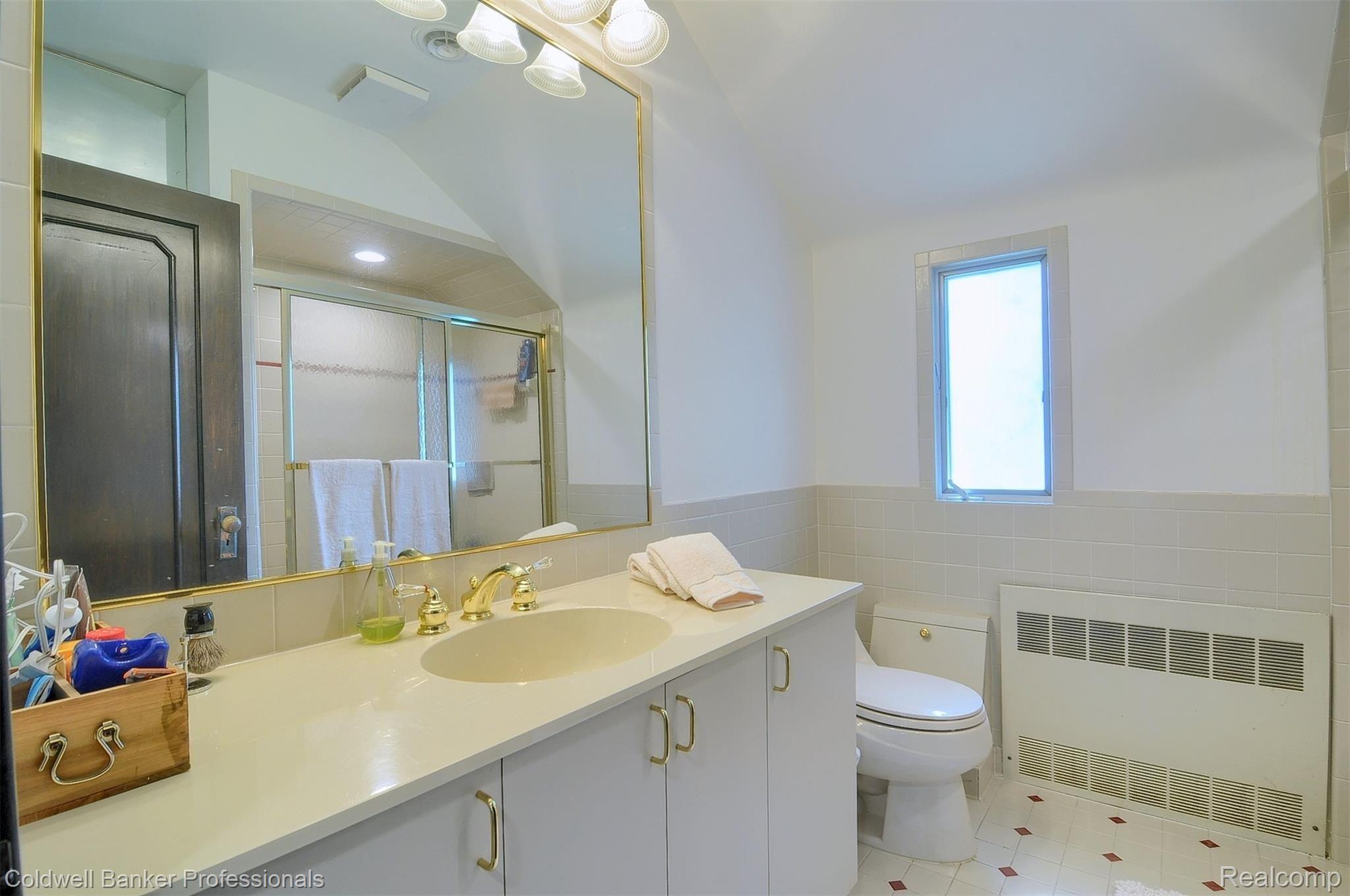 391 Cranbrook Road Bloomfield Hills, MI 48301 - Photo 23 of 35 24-Bathroom.jpg