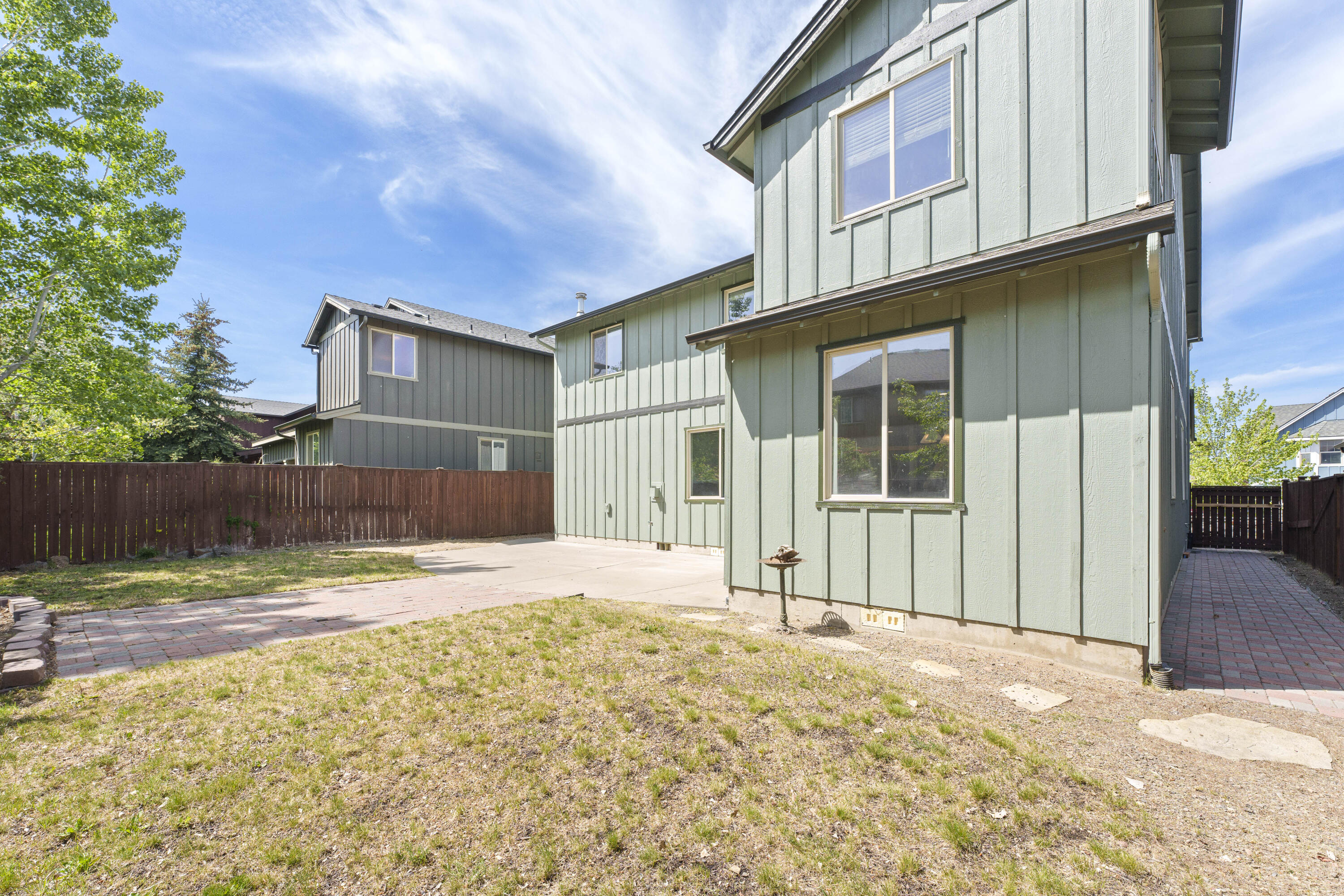 21189 Ritz Place Bend, OR 97702 - Photo 35 of 37 a backyard of a house