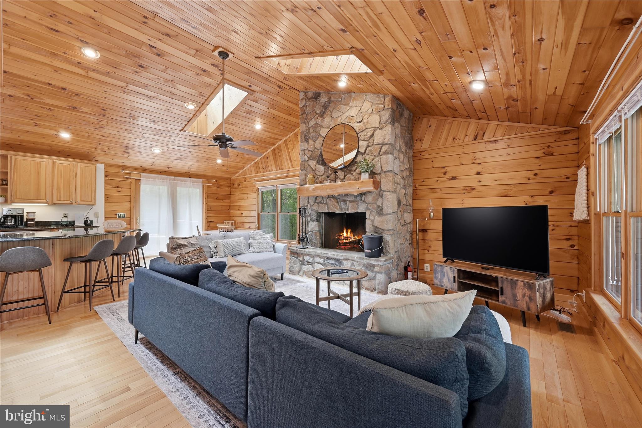 938 Fetchett Road Bentonville, VA 22610 - Photo 13 of 69 Living Room