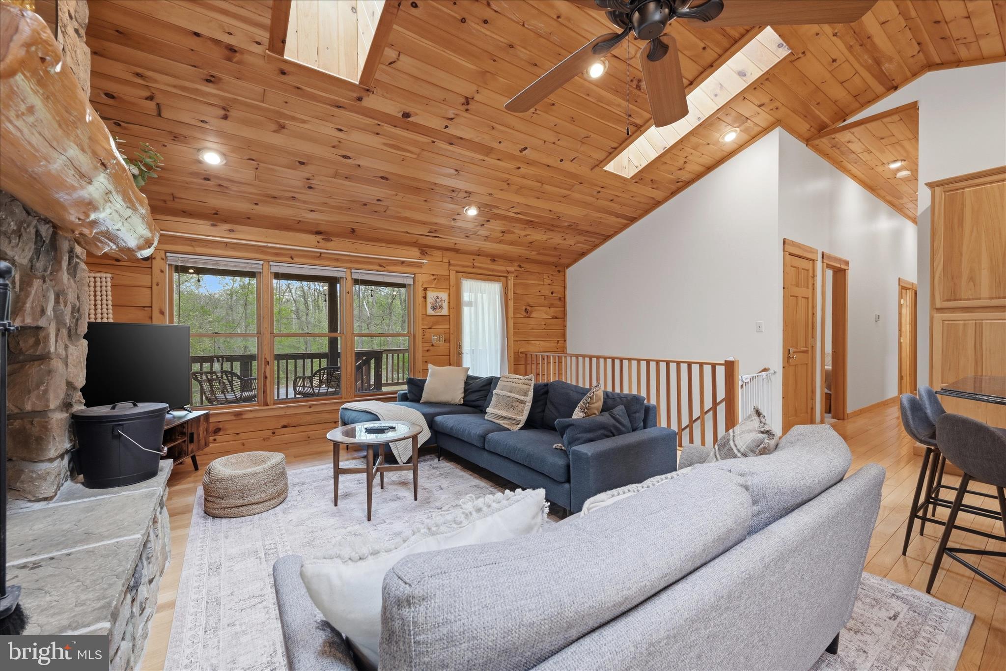 938 Fetchett Road Bentonville, VA 22610 - Photo 14 of 69 Living Room