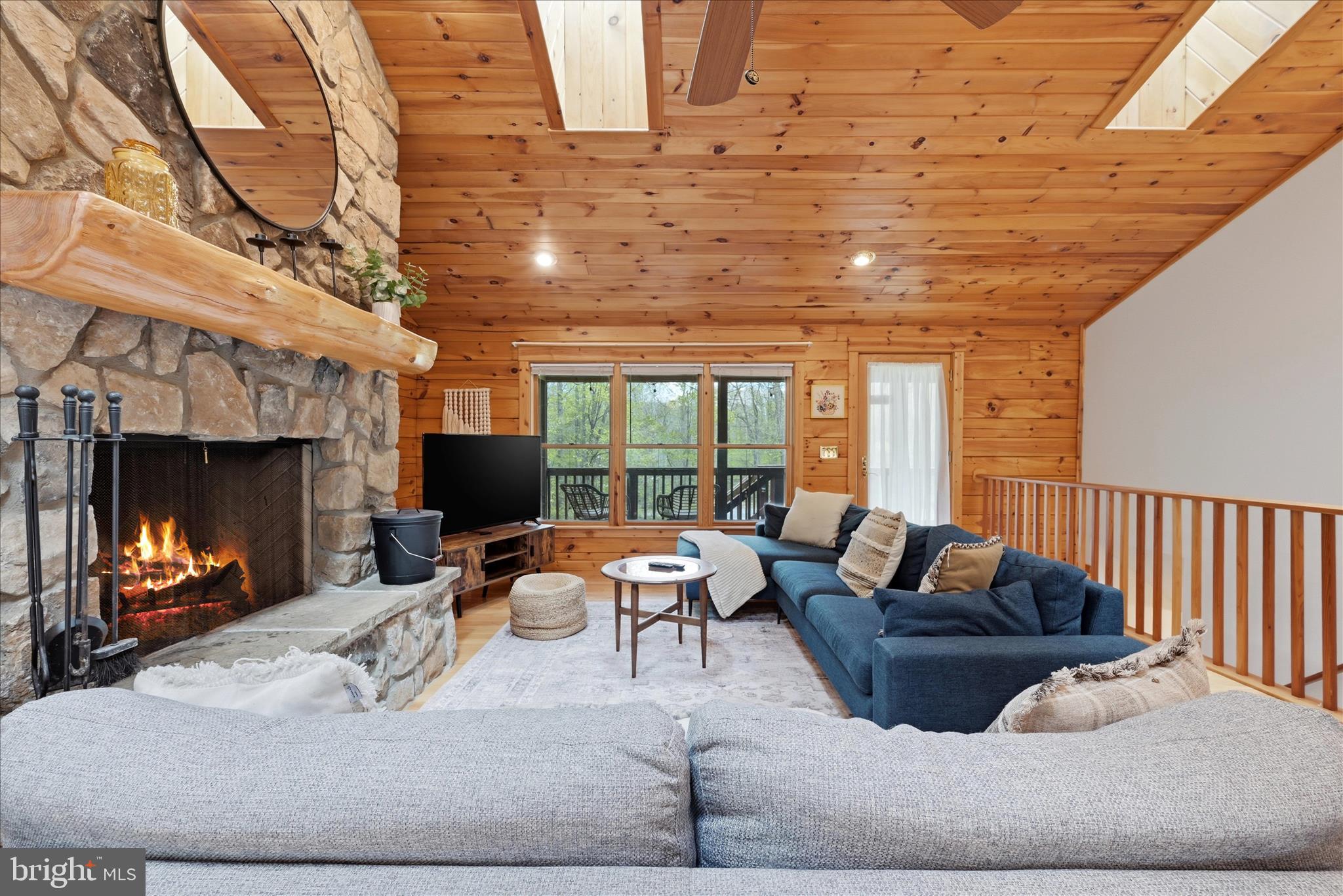938 Fetchett Road Bentonville, VA 22610 - Photo 15 of 69 Living Room