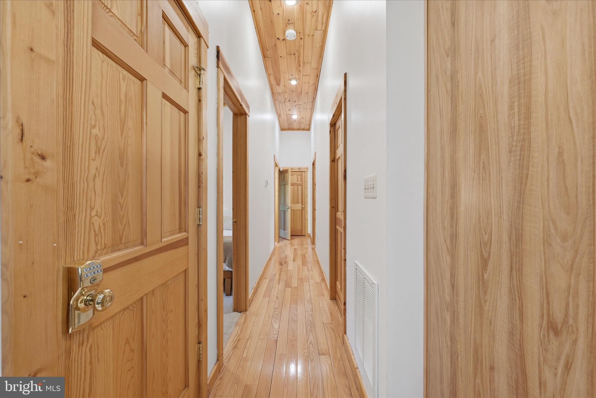 938 Fetchett Road Bentonville, VA 22610 - Photo 26 of 69 Hallway