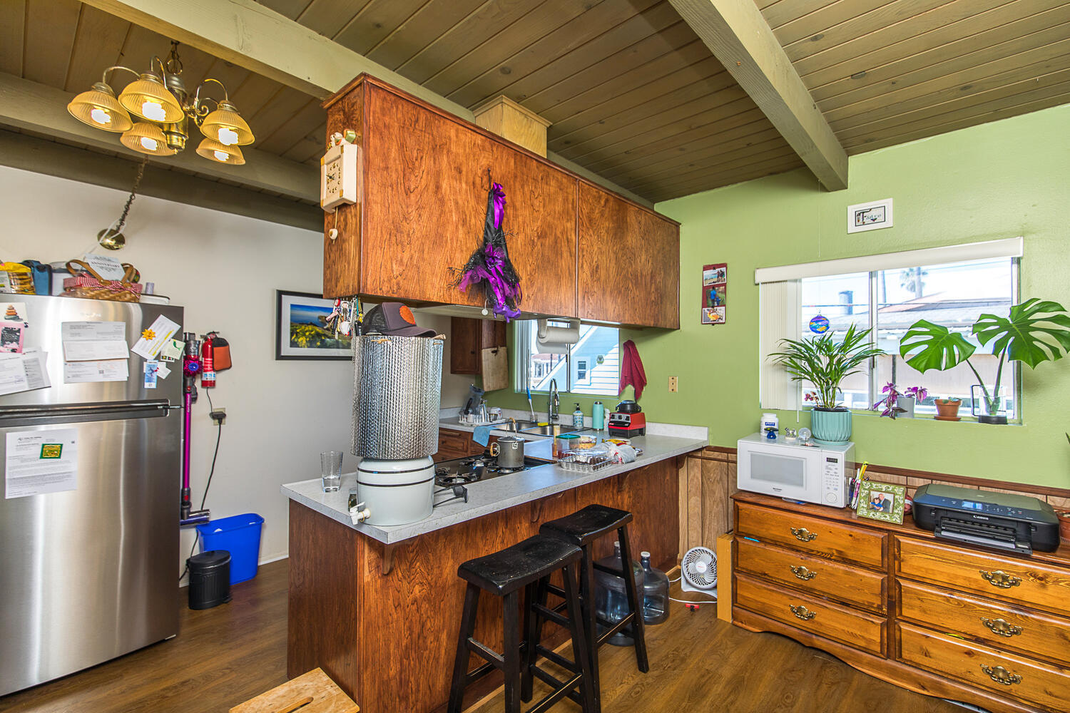 133 Burbank Avenue Oxnard, CA 93035 - Photo 15 of 40 a room with furniture and painting on the wall