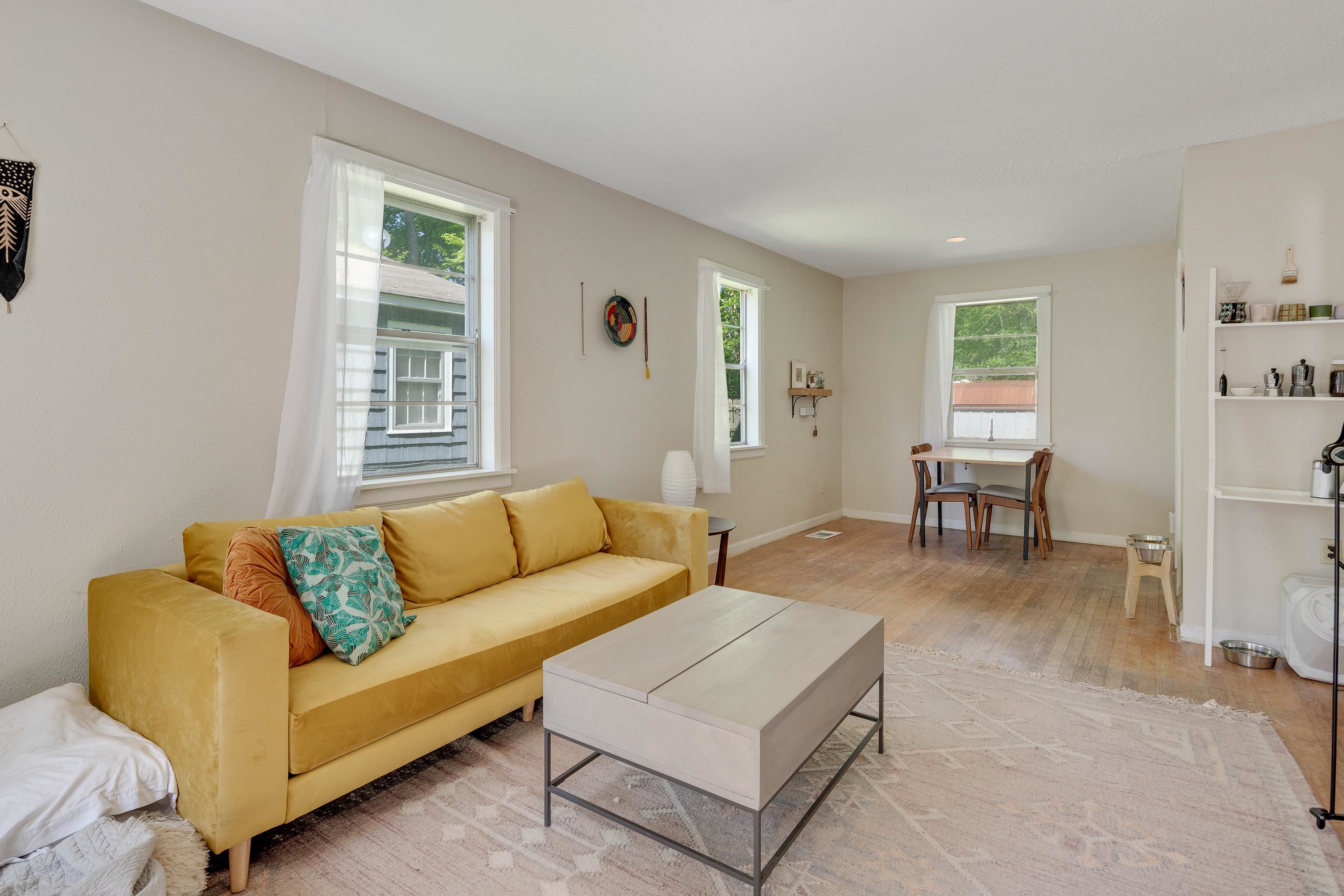 892 Wingfield Road Memphis, TN 38122 - Photo 8 of 25 a living room with furniture and a window
