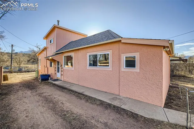 a view of a house with a backyard