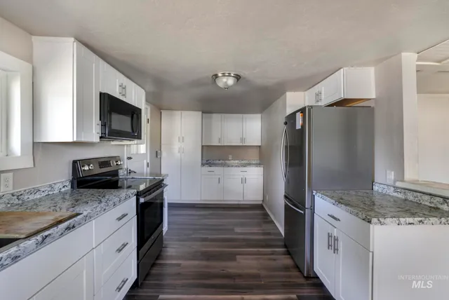 $269,999 | 220 Maple Avenue West, Hansen, ID 83334