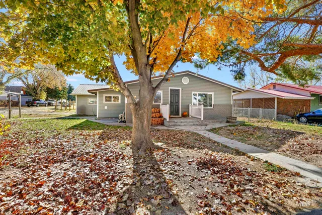 $269,999 | 220 Maple Avenue West, Hansen, ID 83334