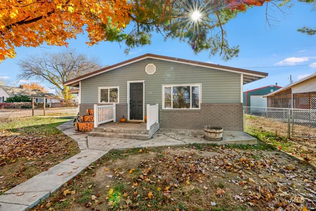 $269,999 | 220 Maple Avenue West, Hansen, ID 83334