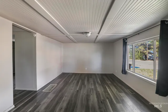 $269,999 | 220 Maple Avenue West, Hansen, ID 83334