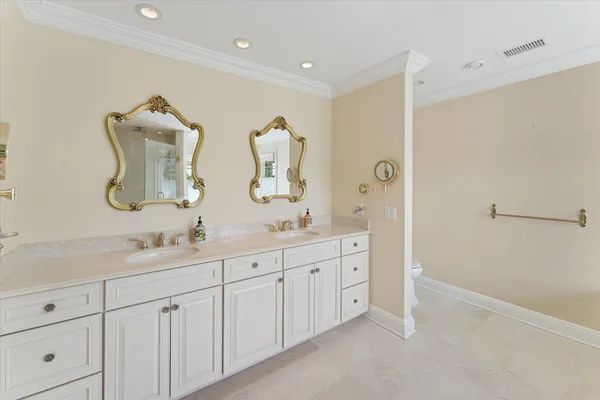 a en suite bathroom with double sink and a mirror