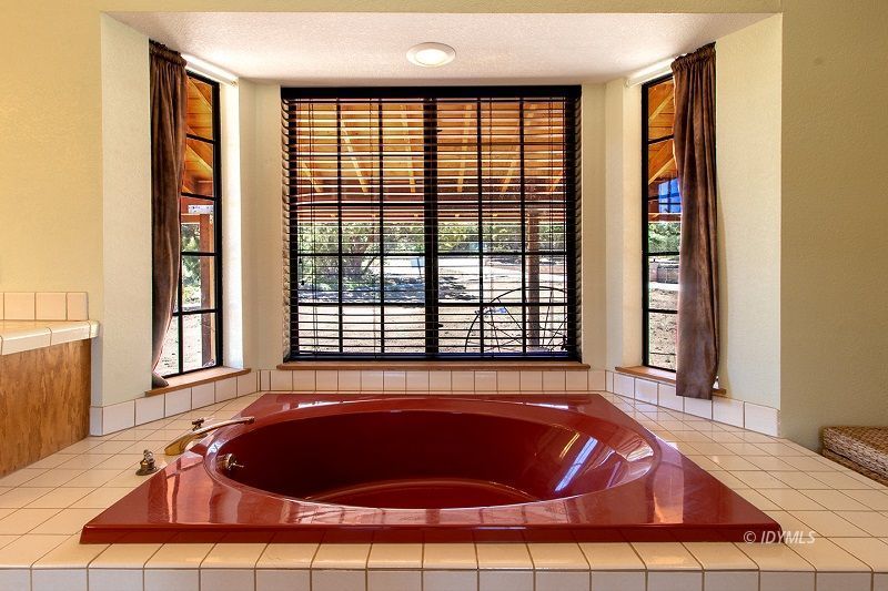 59382 Hop Patch Spring Road Mountain Center, CA 92561 - Photo 29 of 47 a room with a bed and a window