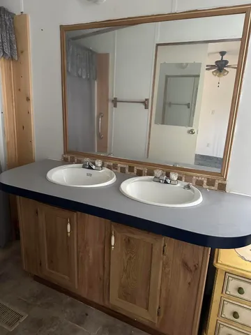 a view of entryway with a garden