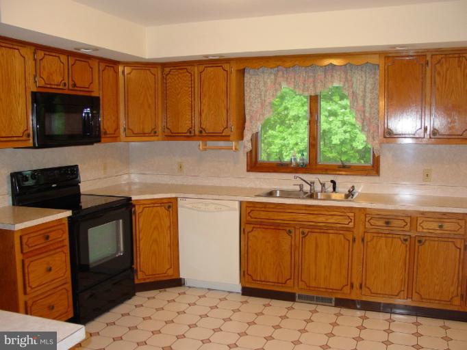 19638 Spooks Hill Road Manchester, MD 21102 - Photo 10 of 30 Kitchen