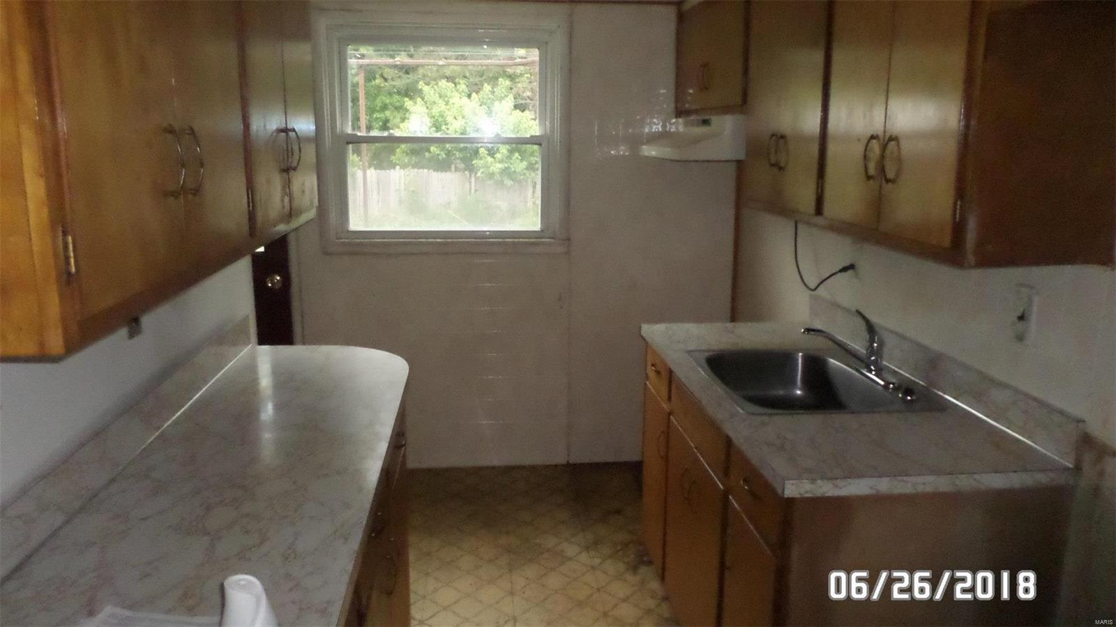 411 Cameron Road St. Louis, MO 63137 - Photo 5 of 9