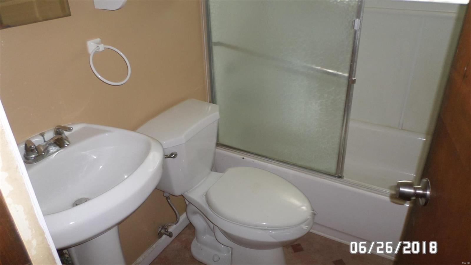 411 Cameron Road St. Louis, MO 63137 - Photo 8 of 9