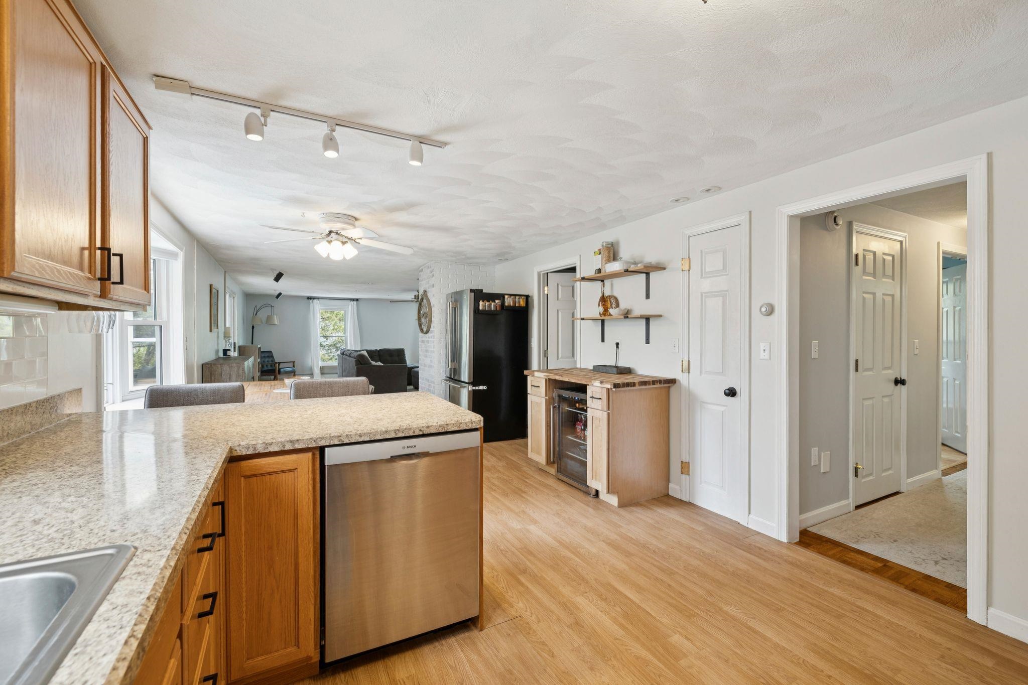 8 Queens Way Merrimack, NH 03054 - Photo 10 of 37
