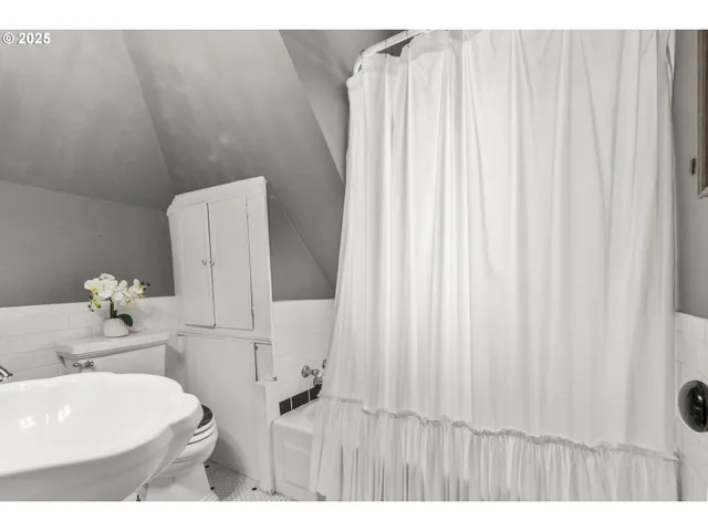 $655,000 | 1067 Oak Street, Silverton, OR 97381