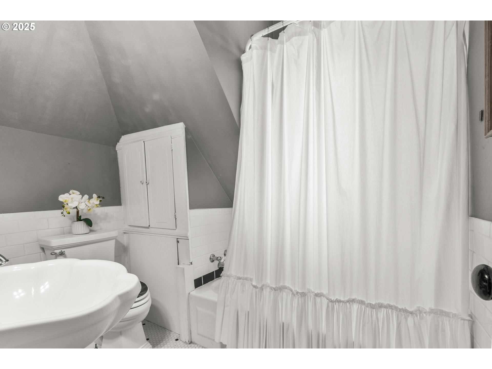 1067 Oak Street Silverton, OR 97381 - Photo 26 of 45 Bathroom