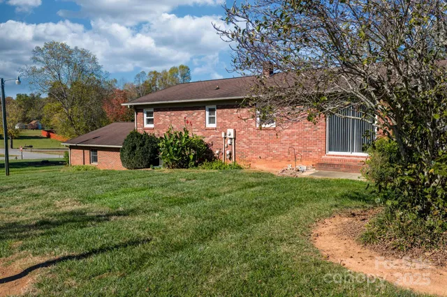 a view of a house with backyard and garden