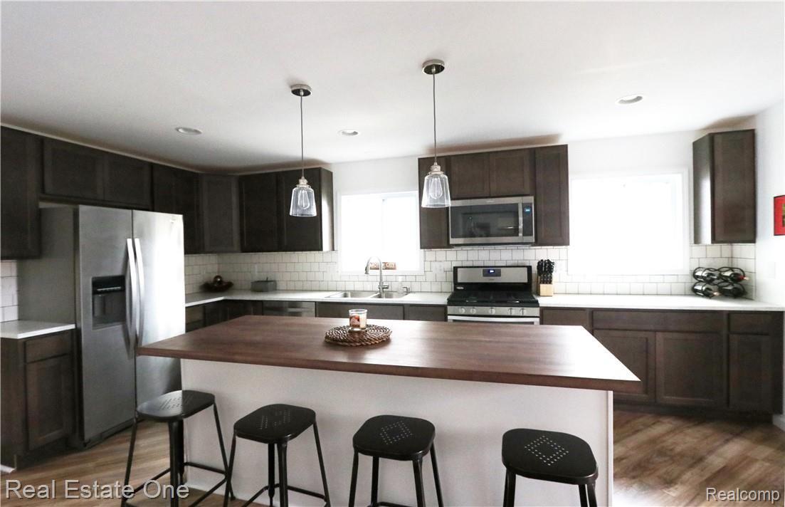1817 Manse Road Waterford, MI 48328 - Photo 6 of 16 Kitchen 1.jpg