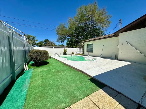 $2,800 | 9099 108th Avenue North, Seminole, FL 33777