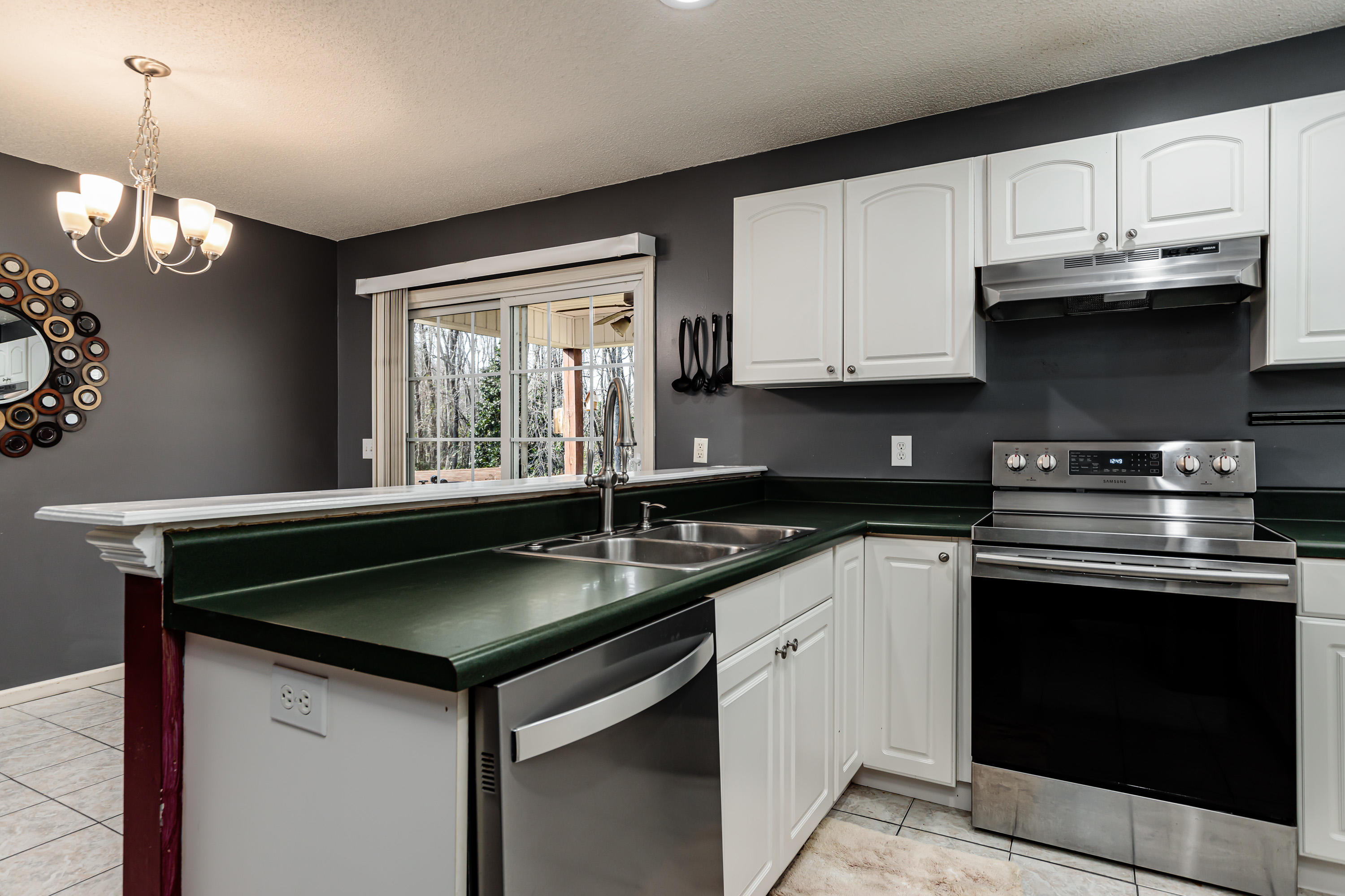 530 West Chapin Road Aberdeen, NC 28315 - Photo 6 of 20 Kitchen