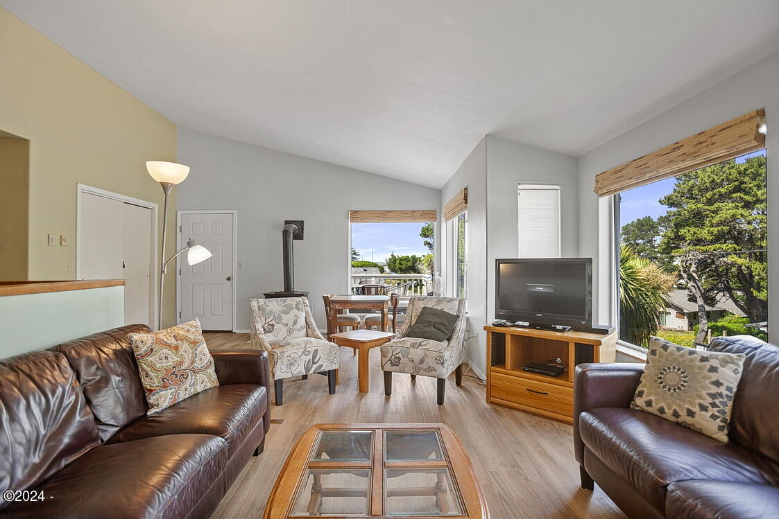 154 Shell Street Yachats, OR 97498 - Photo 31 of 57 Living Room Upstairs