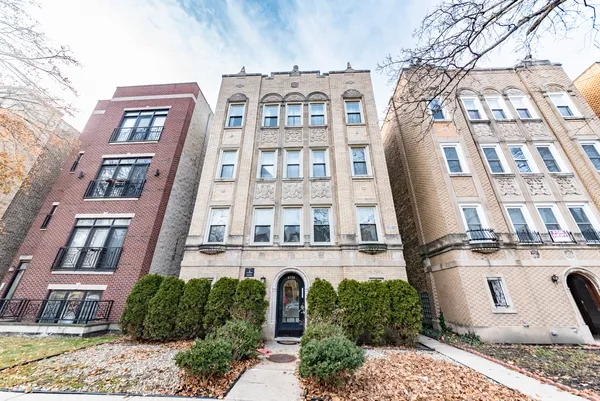 $2,200 | 6136 North Mozart Street, Unit 1, Chicago, IL 60659