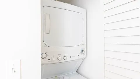 $2,200 | 6136 North Mozart Street, Unit 1, Chicago, IL 60659