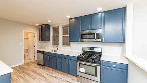 $2,200 | 6136 North Mozart Street, Unit 1, Chicago, IL 60659