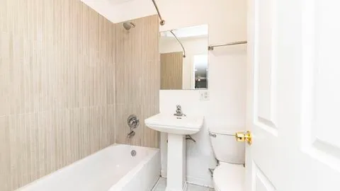 $2,200 | 6136 North Mozart Street, Unit 1, Chicago, IL 60659