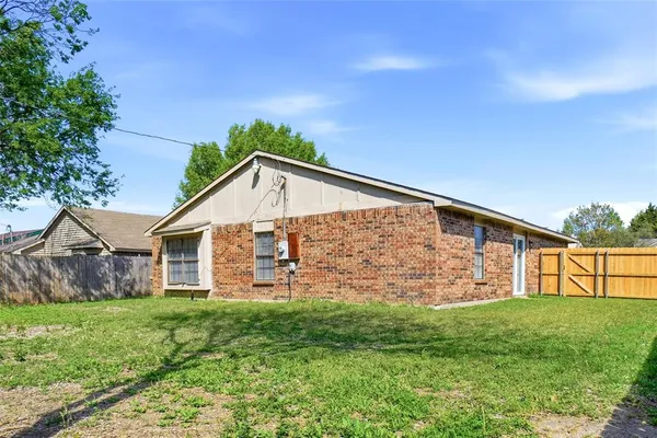 $2,300 | 134 London Lane, Glenn Heights, TX 75154