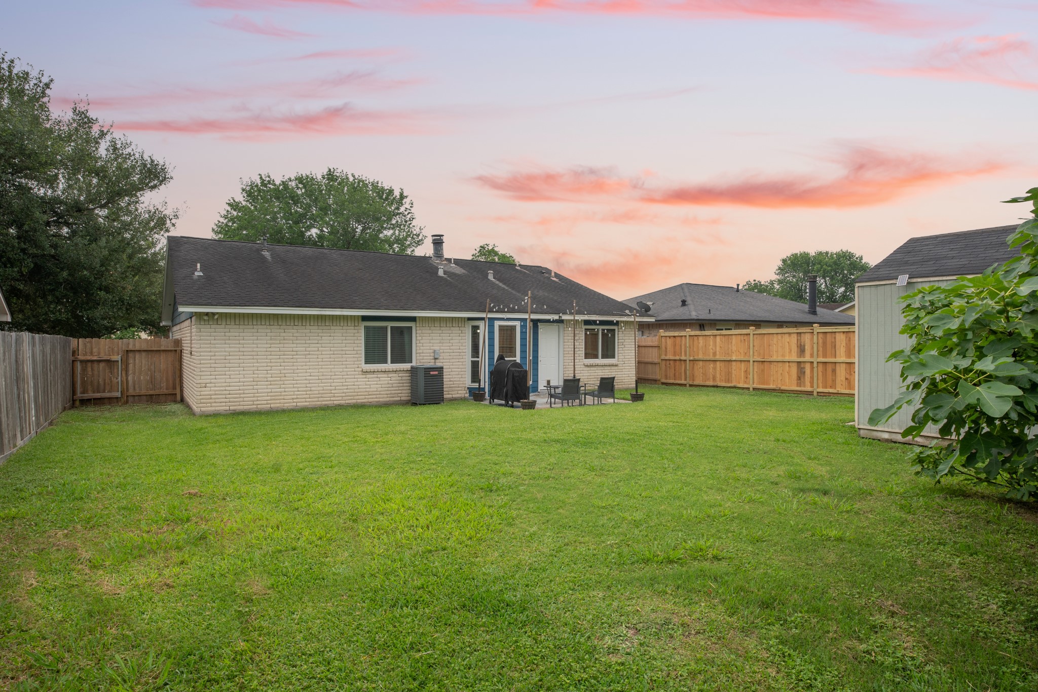 10 Wagon Ln Loop Angleton, TX 77515 - Photo 22 of 28 front view of a house with a yard