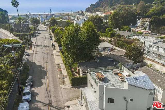 a picture of city view