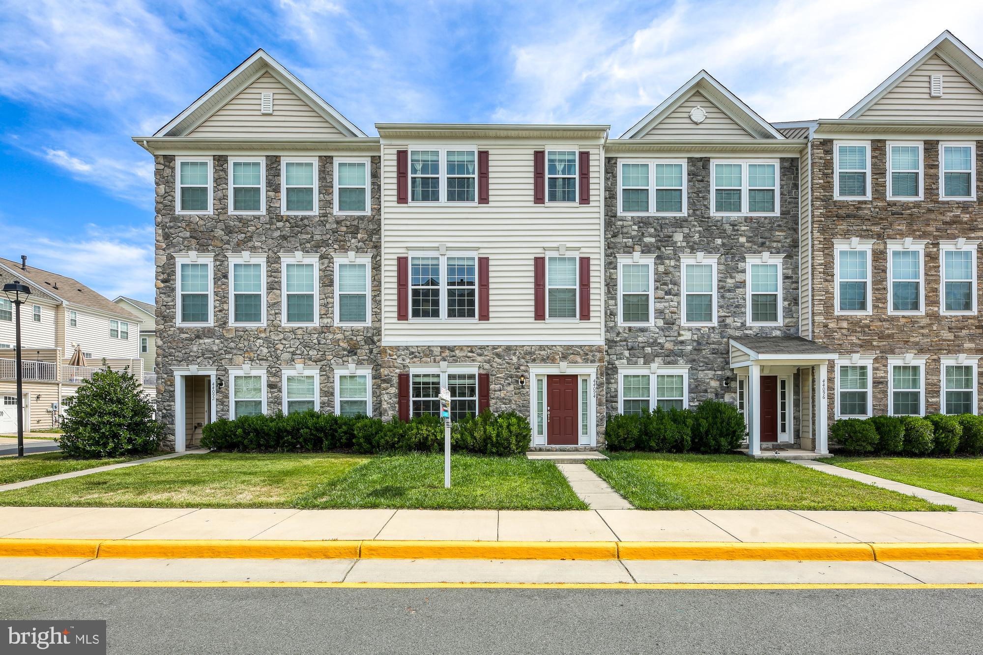 44094 Turf Field Square Chantilly, VA 20152 - Photo 1 of 44 Stunning front!