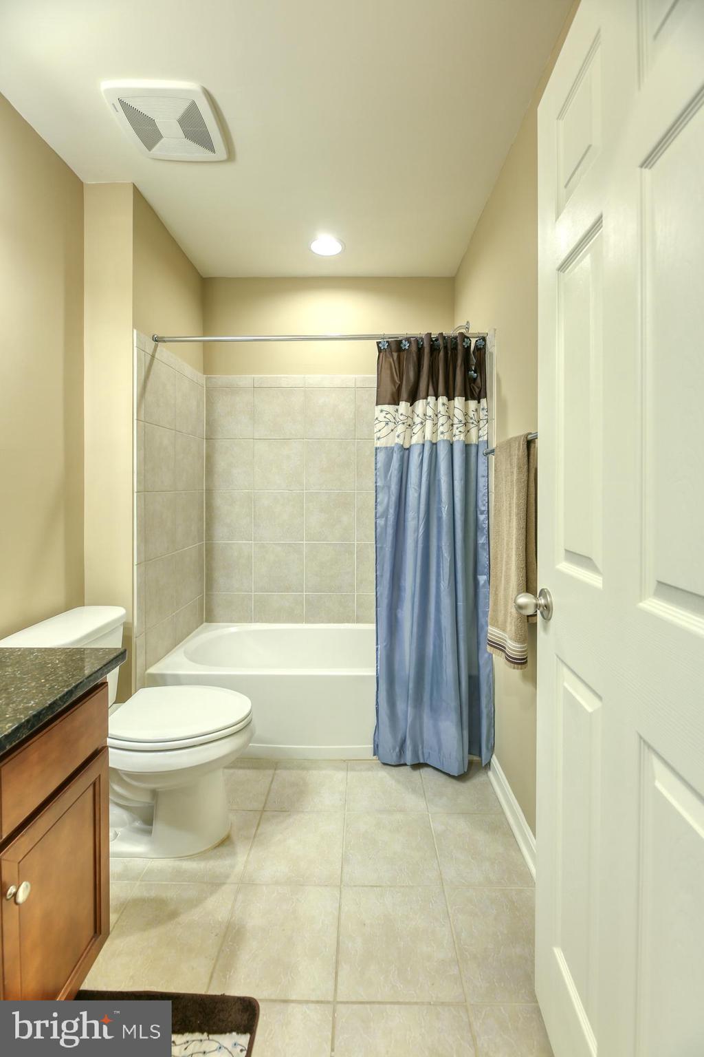44094 Turf Field Square Chantilly, VA 20152 - Photo 43 of 44 Entrance level full bath with granite countertop