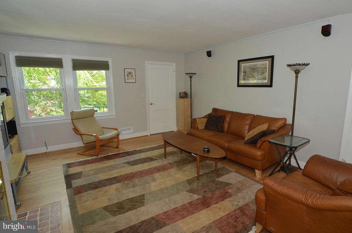 11604 College View Drive Silver Spring, MD 20902 - Photo 9 of 30 Living Room