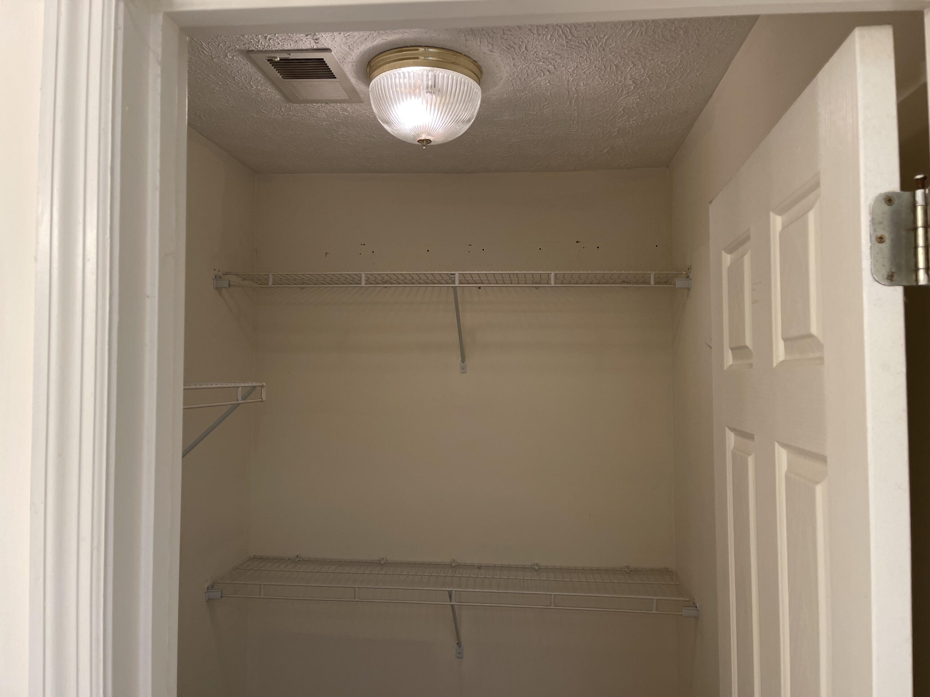 3533 Robinhill Way Lexington, KY 40513 - Photo 9 of 20 FC2280C2-11D2-4FE0-ADD3-7648E7243A31