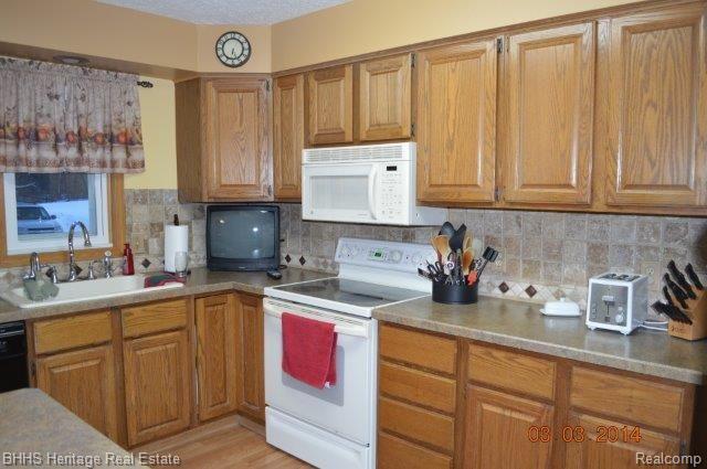 7775 West Coon Lake Road Gregory, MI 48137 - Photo 7 of 32 Kitchen