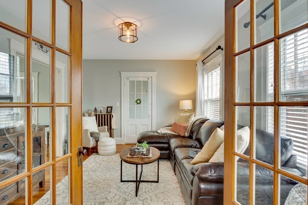 7 Lincoln Road Woburn, MA 01801 - Photo 4 of 33 Gallery Image 4
