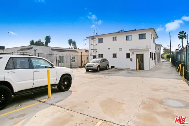 a view of a car park in front of house