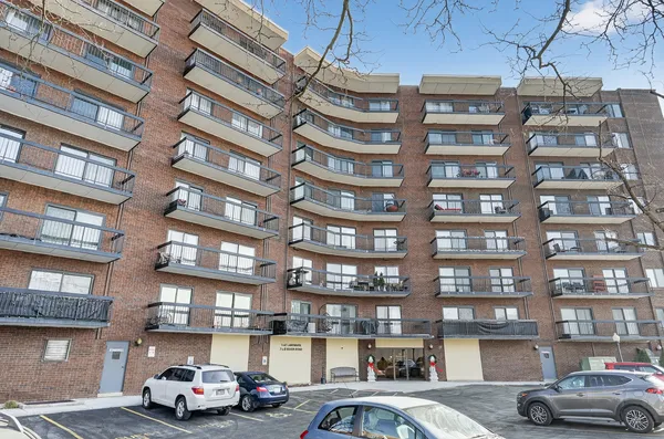 $288,000 | 711 South River Road, Unit 617, Des Plaines, IL 60016