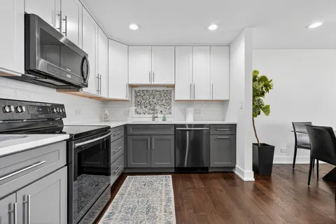 $280,000 | 711 South River Road, Unit 617, Des Plaines, IL 60016