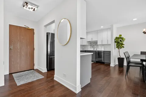 $280,000 | 711 South River Road, Unit 617, Des Plaines, IL 60016