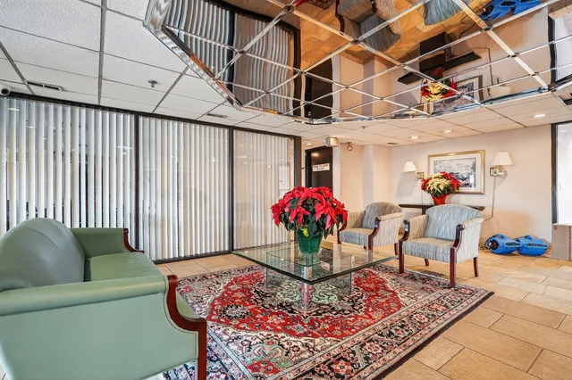 $280,000 | 711 South River Road, Unit 617, Des Plaines, IL 60016